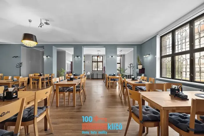 Pronájem restaurace, Praha - Záběhlice, Roztylské náměstí, 335 m2