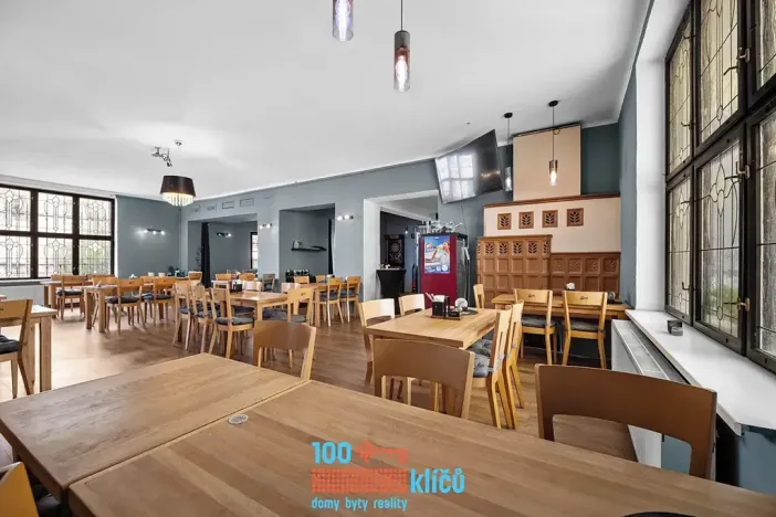 Pronájem restaurace, Praha - Záběhlice, Roztylské náměstí, 335 m2