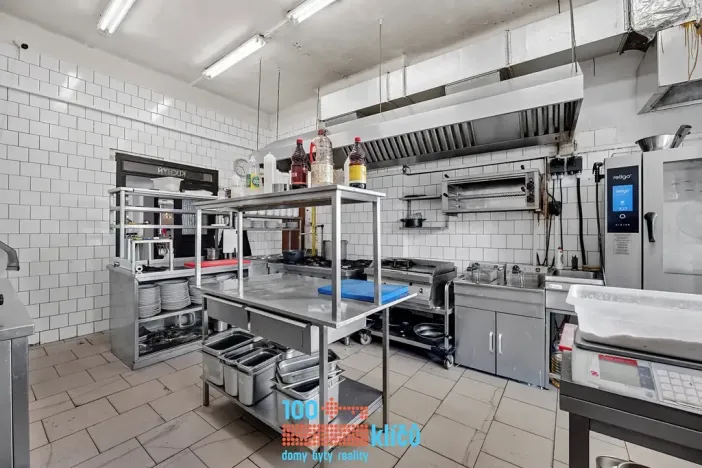 Pronájem restaurace, Praha - Záběhlice, Roztylské náměstí, 335 m2