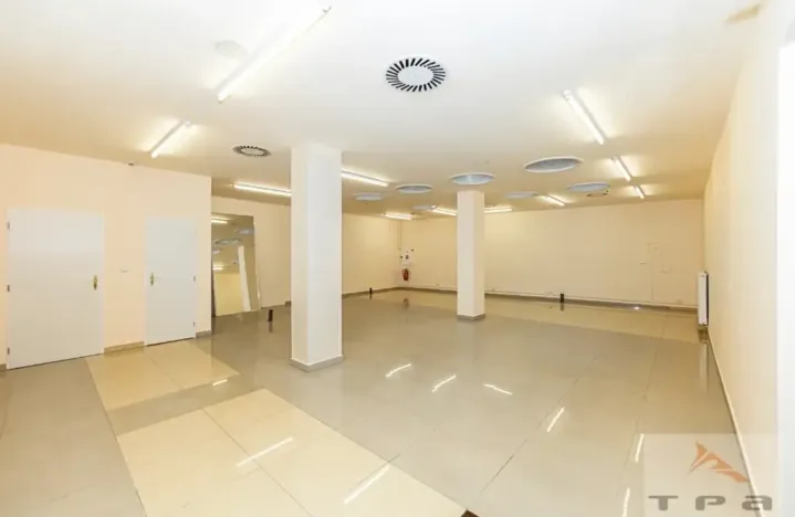Prodej obchodního prostoru, Karlovy Vary, Divadelní náměstí, 100 m2