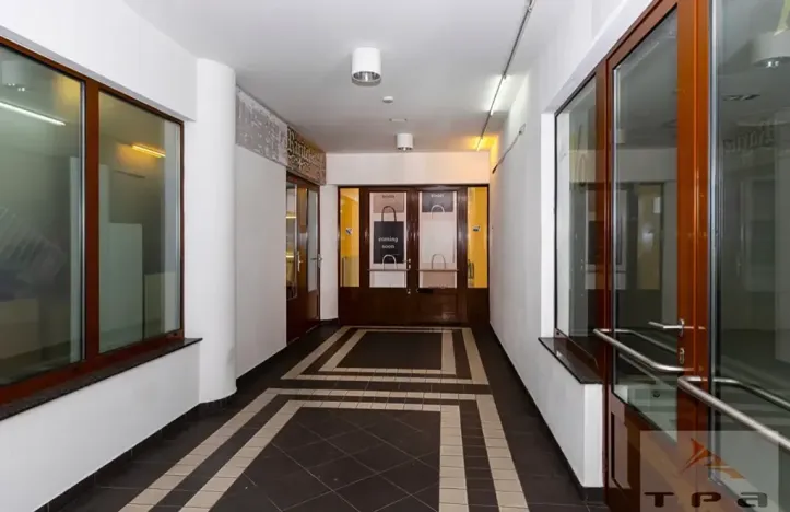 Prodej obchodního prostoru, Karlovy Vary, Divadelní náměstí, 100 m2