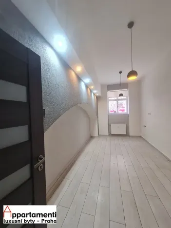 Pronájem obchodního prostoru, Praha - Vinohrady, Šafaříkova, 66 m2