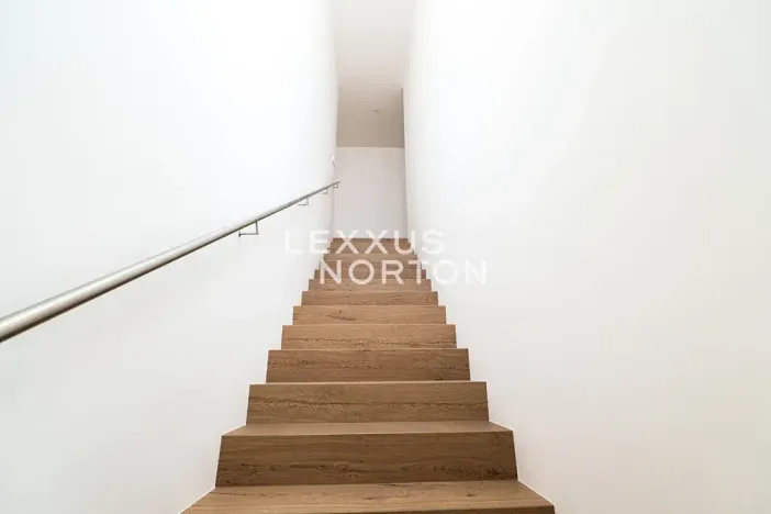 Prodej vily, Praha - Horní Měcholupy, U hostivařského nádraží, 260 m2