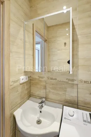 Pronájem bytu 1+kk, Praha - Modřany, Angelovova, 28 m2