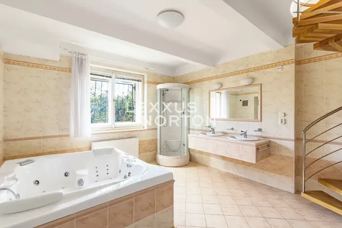 Prodej bytu 6+kk a větší, Praha - Střešovice, Cukrovarnická, 228 m2