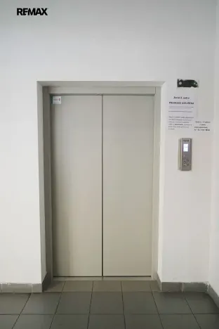 Pronájem obchodního prostoru, Hradec Králové, Gočárova třída, 865 m2