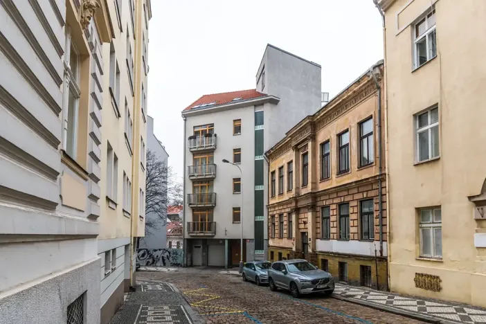 Pronájem garážového stání, Praha - Žižkov, Dalimilova, 13 m2
