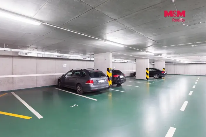 Pronájem garážového stání, Praha - Smíchov, Radlická, 13 m2