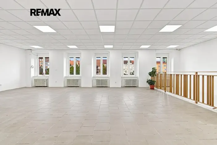 Pronájem obchodního prostoru, Přeštice, Masarykovo nám., 171 m2