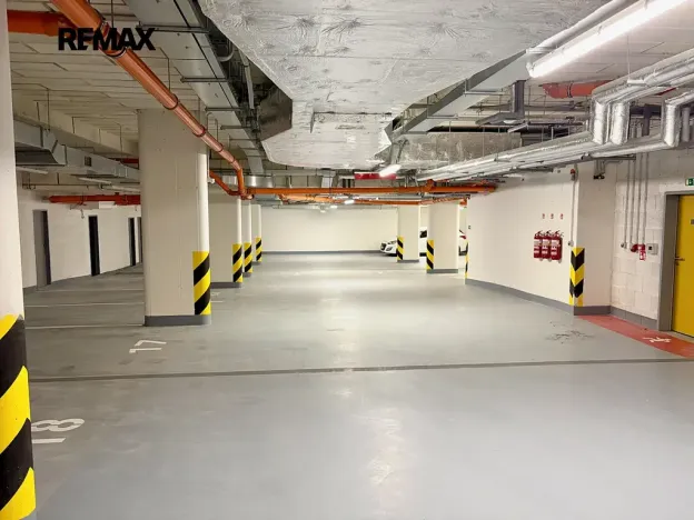 Pronájem garážového stání, Praha - Pitkovice, Mecháčková, 20 m2