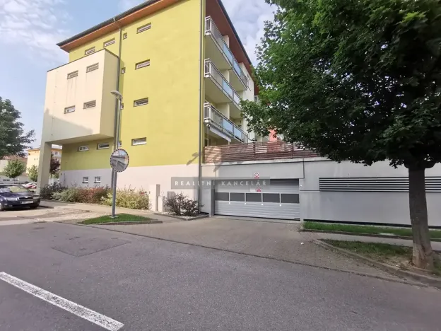 Pronájem garážového stání, Šlapanice, 15 m2