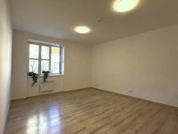 Pronájem bytu 2+kk, Znojmo, nám. Kpt. Otm. Chlupa, 42 m2