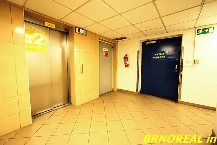 Pronájem garážového stání, Brno, Příkop, 12 m2