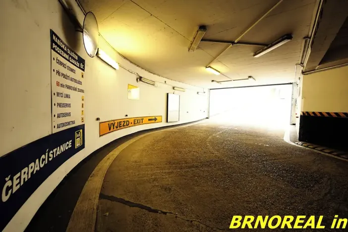 Pronájem garážového stání, Brno, Příkop, 12 m2