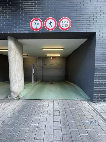Pronájem garáže, Praha - Libeň, Kurta Konráda, 17 m2