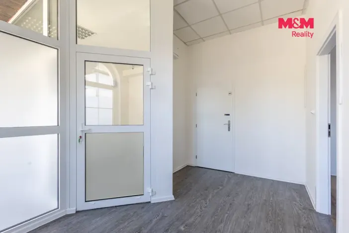 Pronájem obchodního prostoru, Nový Bor, Tržní náměstí, 108 m2