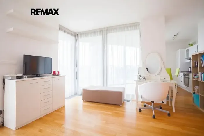 Pronájem bytu 1+kk, Praha - Žižkov, Ke kapslovně, 38 m2