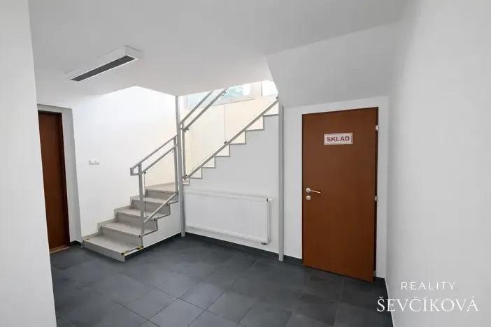 Pronájem obchodního prostoru, Hradec Králové, Vlčkovická, 700 m2