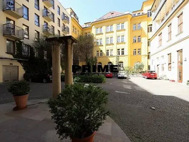 Pronájem kanceláře, Praha - Smíchov, Štefánikova, 82 m2