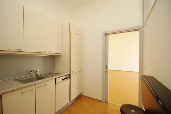 Pronájem kanceláře, Praha - Smíchov, Štefánikova, 82 m2