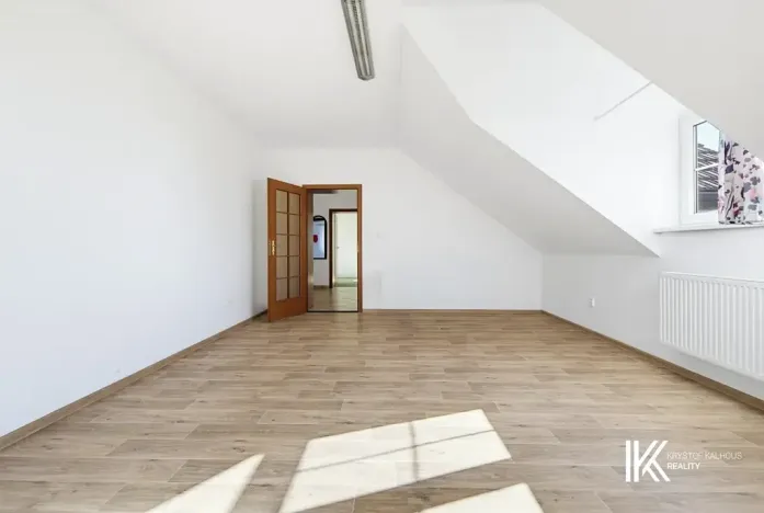 Prodej kanceláře, Hrochův Týnec, 356 m2