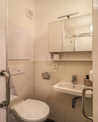 Pronájem bytu 2+kk, Praha, Novoborská, 44 m2